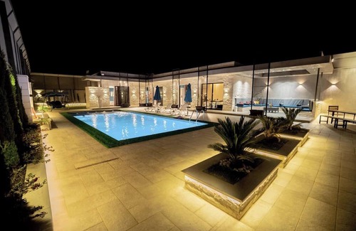 Al Rama House | Prime location, amenities & luxurious vibes