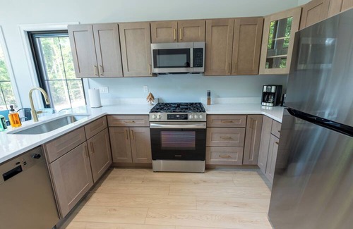 Bartlett Ski Chalet | Brand New 2-bedroom chalet in charming Bartlett with WiFi, AC and EV Charger
