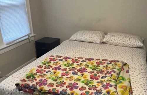 Robertsdale House | Charming 2-bedroom house in delightful Whiting with AC, WiFi
