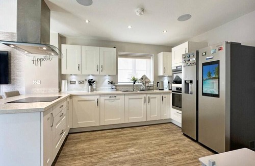 Colchester House | Discover Modern rooms Meet Comfort & Convenience!