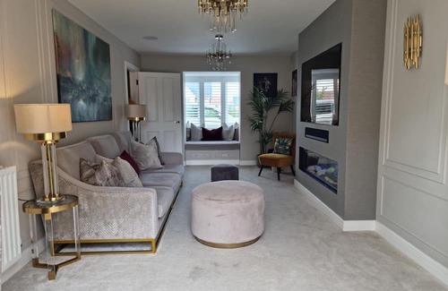 Colchester House | Discover Modern rooms Meet Comfort & Convenience!