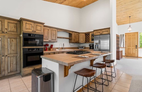 Dalton Ranch House | Great Backyard, Fireplace, Sunny Home In Golf Course Community!