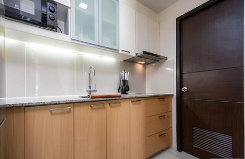 Lapu-Lapu Apartment | Furnished 1BR | Amenity View, WiFi, Netflix, Pool and Beach