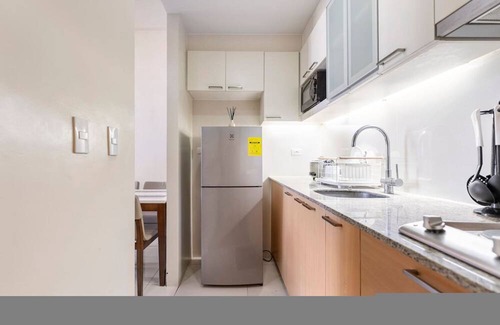 Lapu-Lapu Apartment | Two Furnished 1BRs | Amenity View, WiFi, Netflix, Pool and Beach