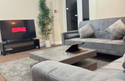 Ipswich House | Spacious home in Prime Location - Free Parking