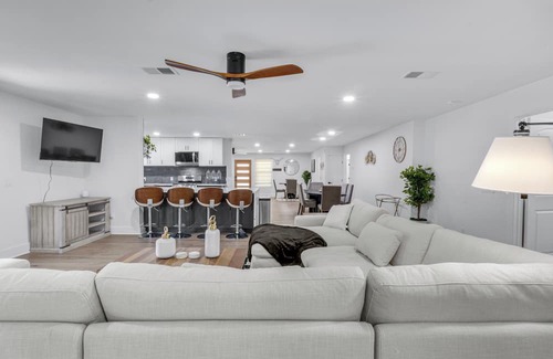 Allandale House | Luxurious Fully Remodeled Apartment Just 6 Miles from Downtown!