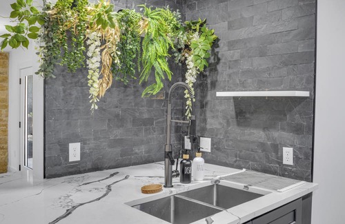 Allandale House | Luxurious Fully Remodeled Apartment Just 6 Miles from Downtown!