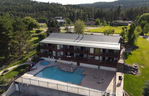 Lakeside Resort | Cozy 2-bedroom condo on the lake at Peaceful Bay Resort