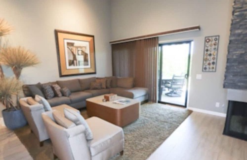 The Rose Garden Condo | Chic 2-bedroom condo with WiFi, AC in Palm Springs