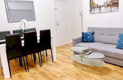 Manchester House | Pass the Keys | Free Parking Close To Manc Perfect For Long Term