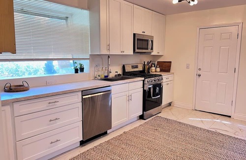 Forestview House | Spacious 5-bedroom house in charming Lombard with HOT TUB &PRIVATE BACKYARD