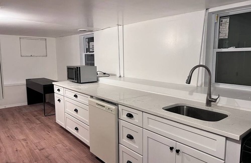 Forestview House | Spacious 5-bedroom house in charming Lombard with HOT TUB &PRIVATE BACKYARD