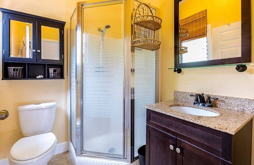 Captain Cook Bed & Breakfast | Charming 5-bedroom bed & breakfast in Captain Cook with WiFi, AC