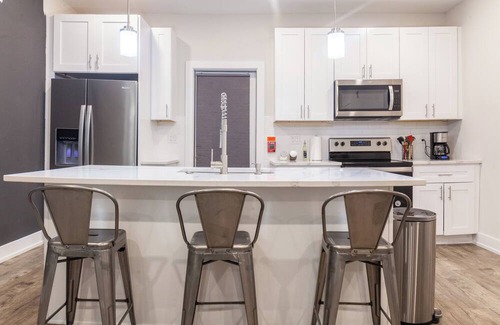 North Philadelphia East Apartment | 4Bed/4Bath+Crib+Arcade+W/D+Desk+Central