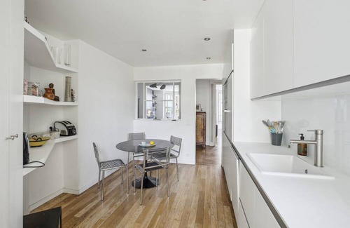 17th Arrondissement Apartment | Sublime apartment 10 mns from the Champs Elysées. Very bright and cosy