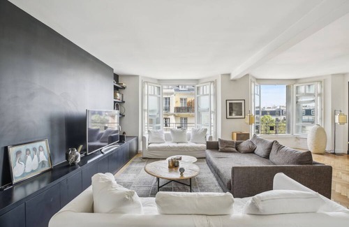 17th Arrondissement Apartment | Sublime apartment 10 mns from the Champs Elysées. Very bright and cosy