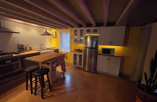 Connelly House | Colorful Vibes Artist House in Downtown Kingston