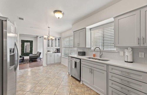 North Dallas House | Modern Luxury 3BR Dallas Home - Arcade Game, Parking, WIFI, Sleeps 6