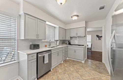 North Dallas House | Modern Luxury 3BR Dallas Home - Arcade Game, Parking, WIFI, Sleeps 6