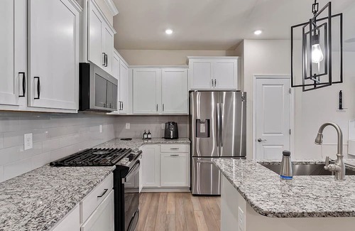 Southeast Raleigh House | Luxury/Modern Townhome Close To Downtown Raleigh - GREAT FOR TRAVEL NURSES