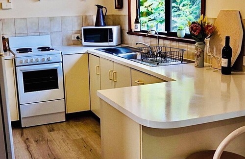 Port Willunga House | Cosy retro style holiday home, pet friendly. nClose to beach.