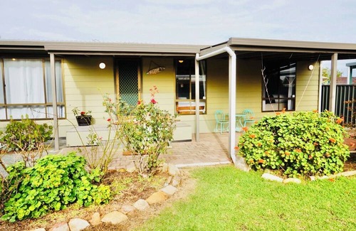 Port Willunga House | Cosy retro style holiday home, pet friendly. nClose to beach.