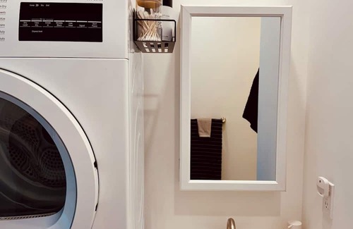 Salem House | Cozy 1-bedroom water-view apartment in Salem