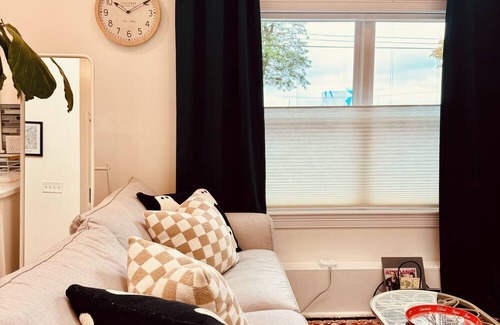 Salem House | Cozy 1-bedroom water-view apartment in Salem