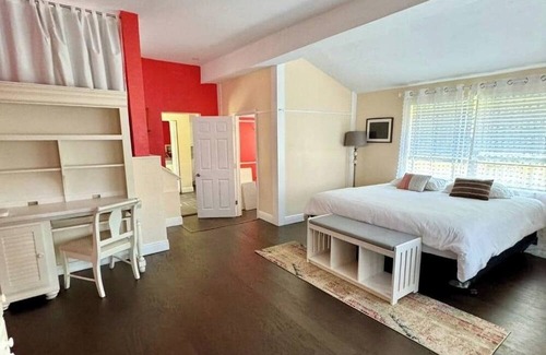 Tarpon Springs Apartment | Sponge Docks. Charming, renovated, large studio, in Historic Tarpon Springs.