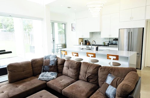 Galindo House | Stylish Retreat: Incredible Views & Vintage Vibes