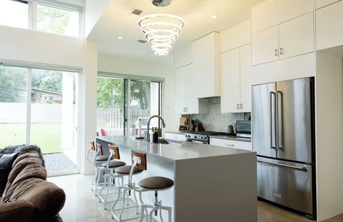 Galindo House | Stylish Retreat: Incredible Views & Vintage Vibes