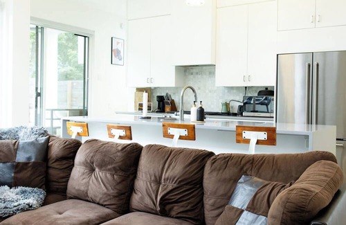 Galindo House | Stylish Retreat: Incredible Views & Vintage Vibes