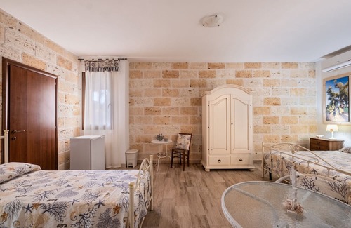 Borgagne Villa | Room 'Anna's House - Ciprea' with Wi-Fi and Air Conditioning