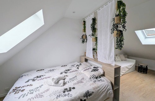 Quincy-Voisins Apartment | Duplex with secure garage and wifi near Disney