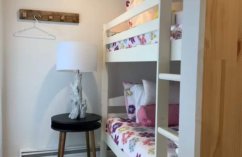 Leamington House | Lakefront relaxation, hot tub, and adventure awaits at Seacliff Park and beach