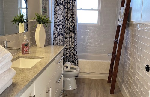 Leamington House | Lakefront relaxation, hot tub, and adventure awaits at Seacliff Park and beach