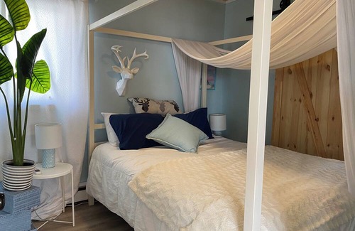 Leamington House | Lakefront relaxation, hot tub, and adventure awaits at Seacliff Park and beach