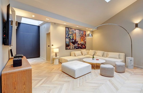 Quartier Sainte-Avoye Apartment | IMMERSE YOURSELF IN THE AUTHENTICITY OF PARISIAN LIFE