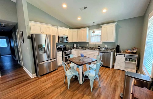 Landrum House | Downtown Landrum Cute 2/2 Cottage