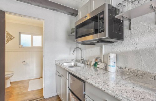 West Colorado Springs Apartment | Rustic-Chic Retreat: Your Ideal Colorado Springs Getaway for Outdoor Enthusiasts and Dog Lovers