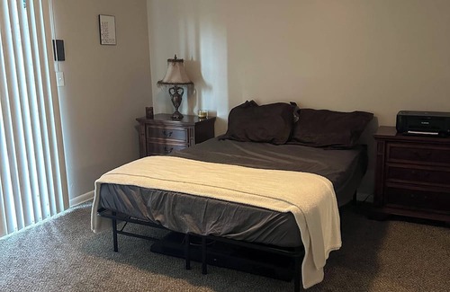 Riverview Apartment | Charming One Bedroom KCK Apartment - Cold AC - WiFi - Clean & Affordable!