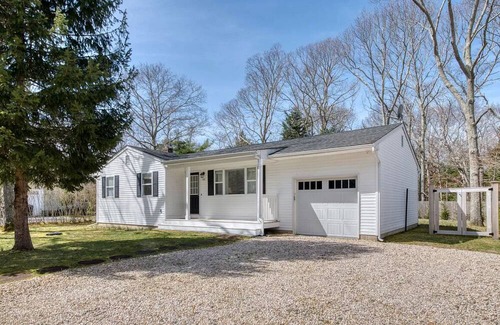 Springs Cottage | Charming cottage with 3 bedrooms and WiFi, AC in welcoming East Hampton Springs