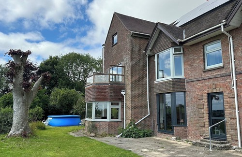 Charlton Marshall House | Large Family Home 23 min to Beach and New Forest