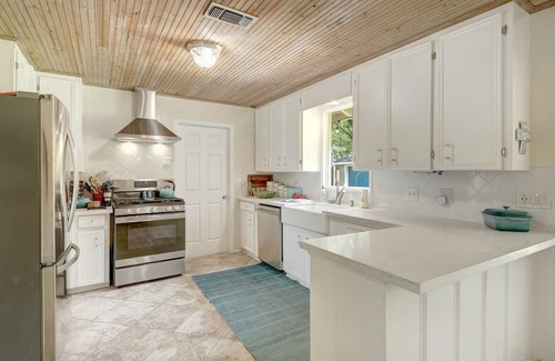 Spring Branch West House | Cozy 3-bedroom house in fabulous Spring Branch, quiet and close to town.