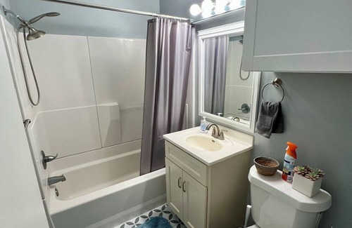 Oakhurst House | Charming 2-bedroom house in beautiful Tulsa with AC, WiFi