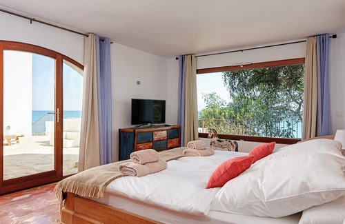 Villajoyosa Villa | Charming Costa Blanca Villa | Villa Robero | 3 Bedrooms | Beachfront | Spectacular Sea Views | Spacious Furnished Sun Terrace with Private Hot Tub | BBQ facilities | Outdoor Dining Area | Villajoyosa