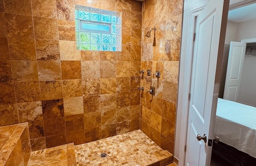 Bridgeport Condo | Spacious 5-bedroom 4-bath condo with Fireplace, Patio and WiFi in Chicago