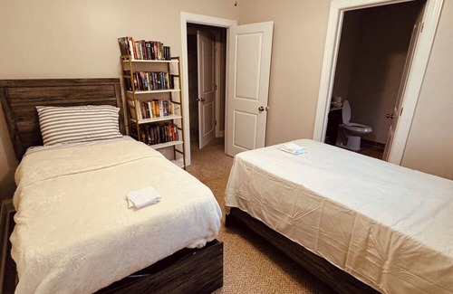 Bridgeport Condo | Spacious 5-bedroom 4-bath condo with Fireplace, Patio and WiFi in Chicago