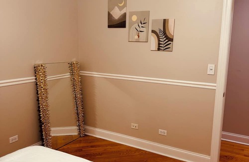 Bridgeport Condo | Spacious 5-bedroom 4-bath condo with Fireplace, Patio and WiFi in Chicago