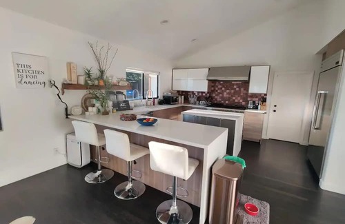 Altadena House | Charming 2-bedroom house in beautiful Altadena with AC, WiFi, fitness room